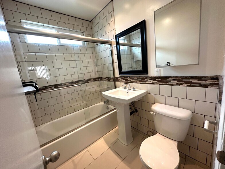 Building Photo - 12618 Pacific Ave