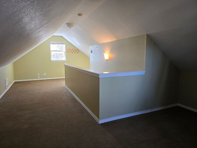 Building Photo - Bring the Pets!  Midtown 2 Bdrm Cottage, w/Den, 2 bath, All Appliances incl washer/dryer, Storage