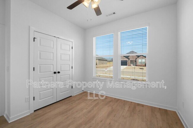 Building Photo - 411 W Taverner Xing