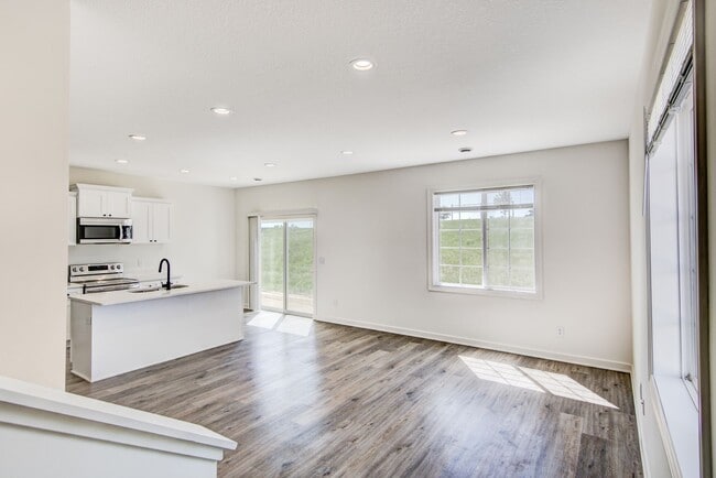Building Photo - 3 Bedroom Town Home