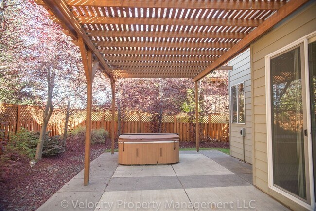 Building Photo - Large 5 Bedroom River Canyon Estates Home with Community Pool!