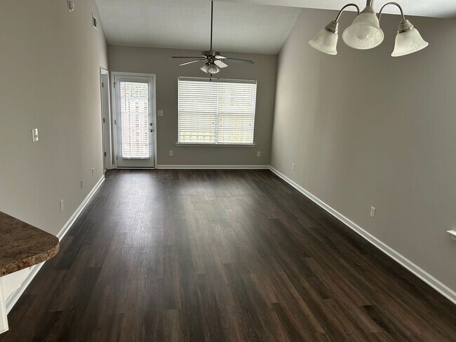 Building Photo - Beautiful End Unit Townhome