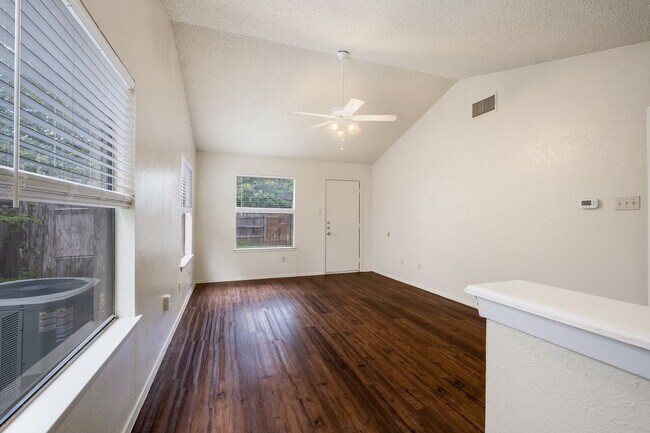 Building Photo - 2 Bedroom, 1 Bath Duplex with 1 Car Garage...