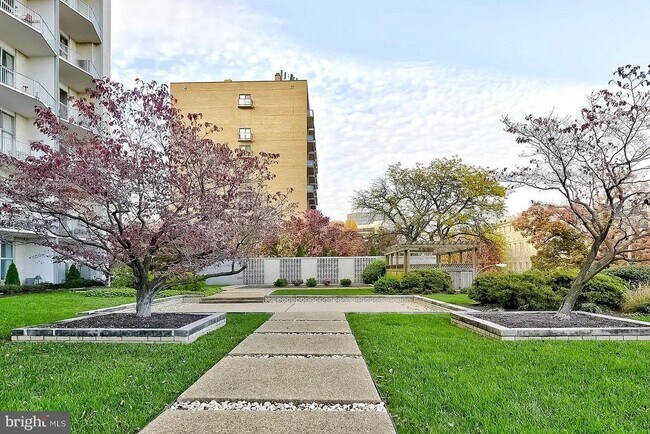 Building Photo - 1200 N Nash St