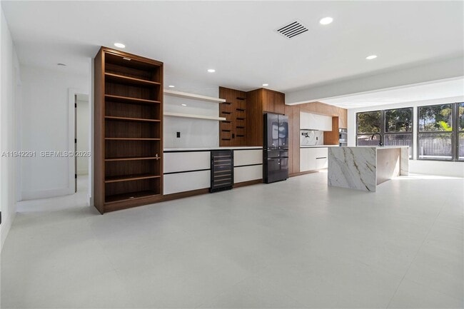 Building Photo - 5420 Lincoln St