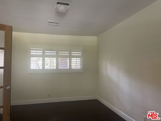 Building Photo - 5320 Palm Dr