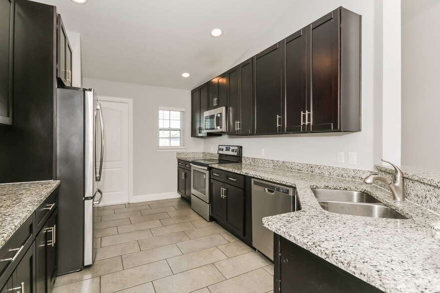 Building Photo - 1004 Dartmoor Pl