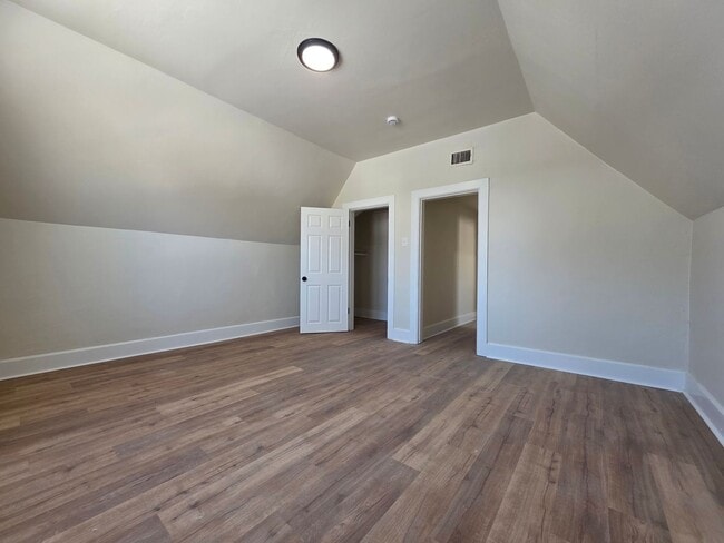 Building Photo - 210 S Maple Ave