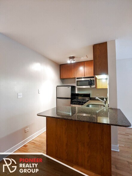 Building Photo - 643 W Wrightwood Ave