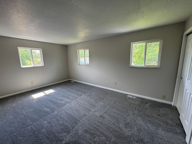 Building Photo - Far Eastside Large 3 Bedroom 1.5 Bath