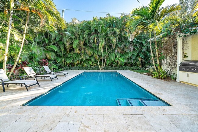 Building Photo - 120 Grove Way