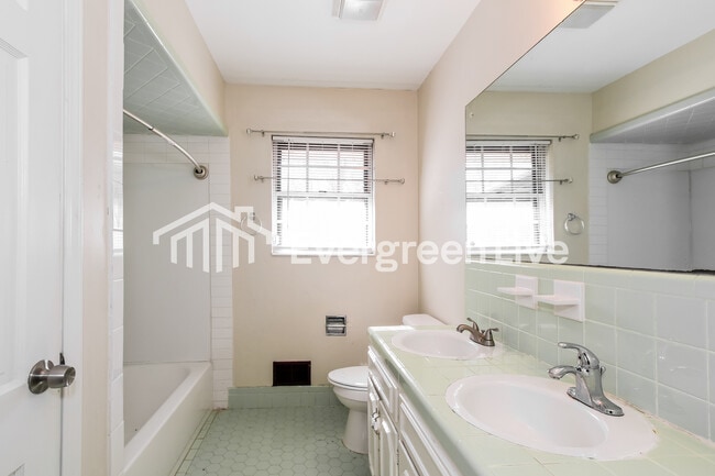 Building Photo - 820 Ridge Ln Dr