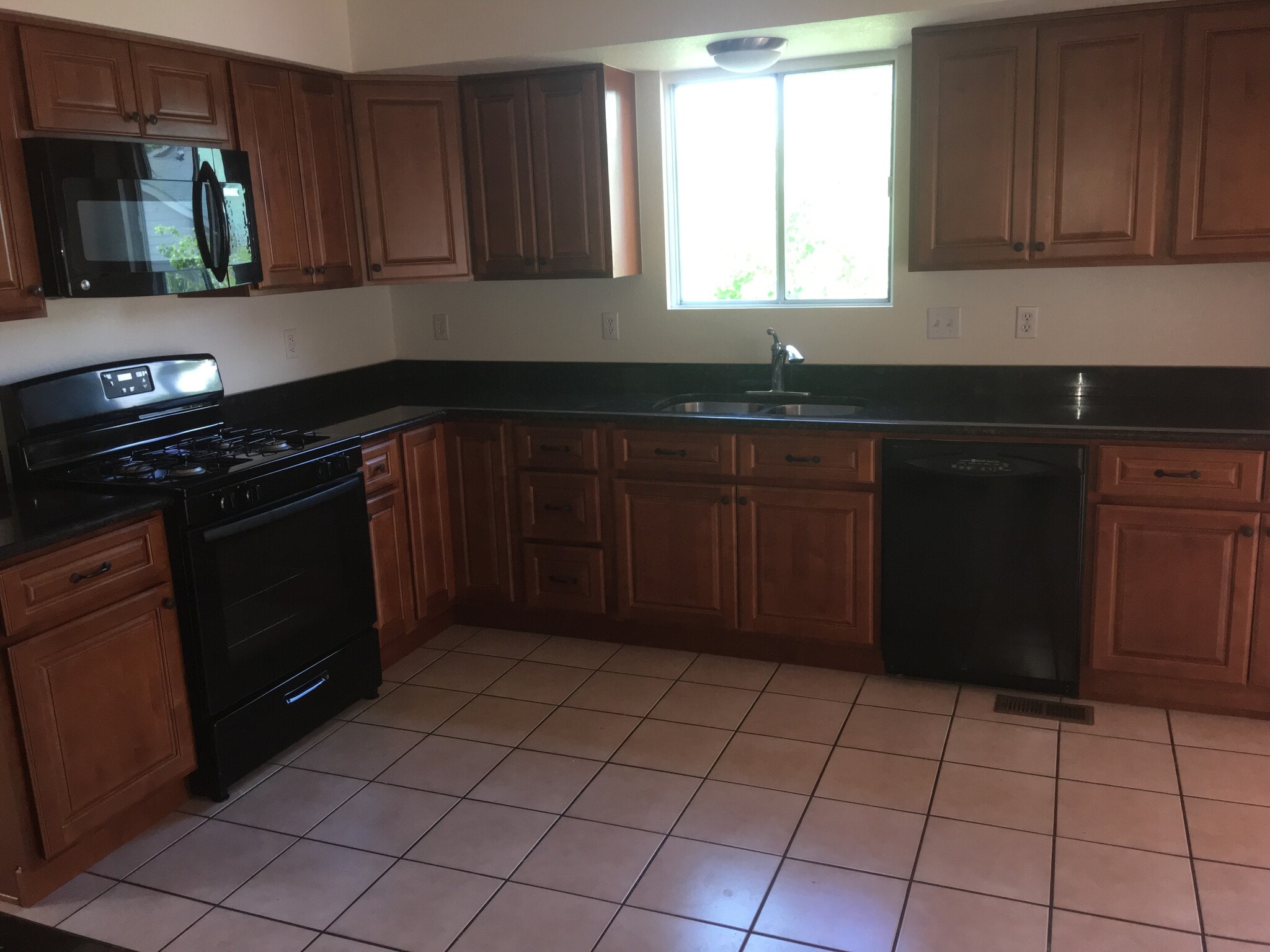 Kitchen with granite counter tops and new appliances - 10710 Kimball St