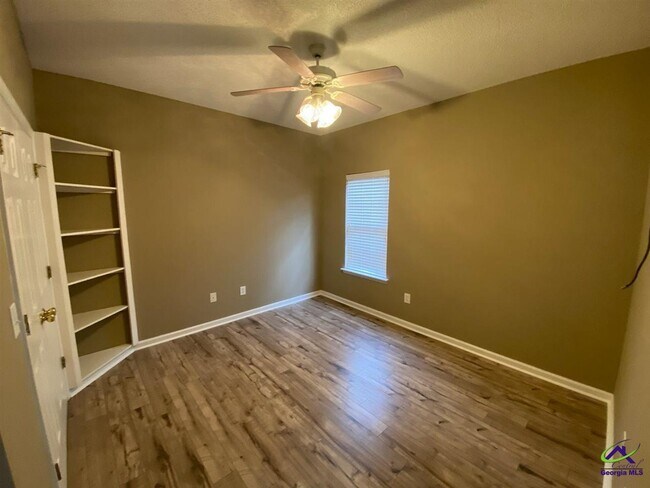 Building Photo - 104 Village Walk