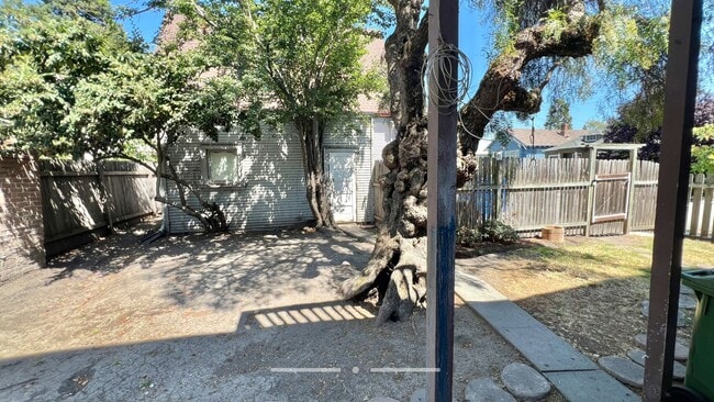 Building Photo - Charming Duplex Lower Unit – 2bd 1ba Nestl...