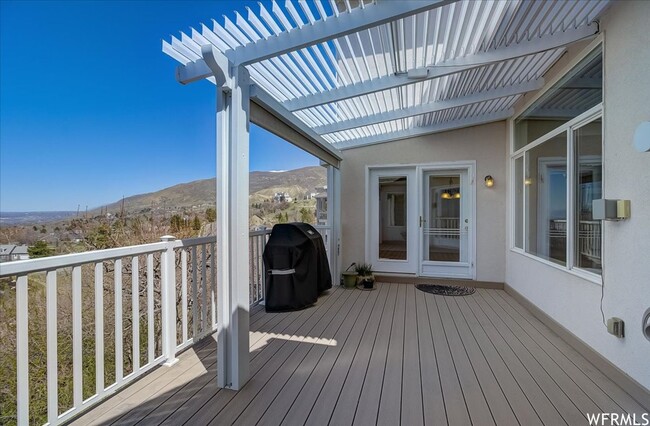 Building Photo - Large 6 Bedroom Home, 3 Car Garage, Gorgeo...