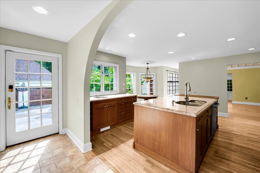 Building Photo - 455 Linden Rd