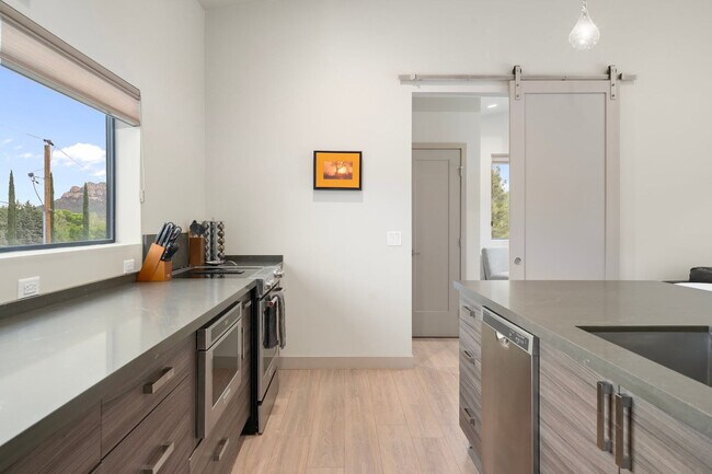 Building Photo - 30 Moondance Ln