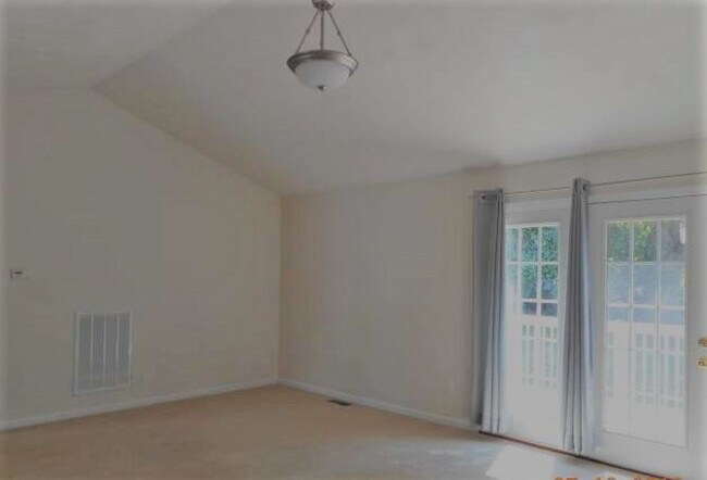 Building Photo - 4 Bedroom 2 Half Bath Townhouse with 2 Car...