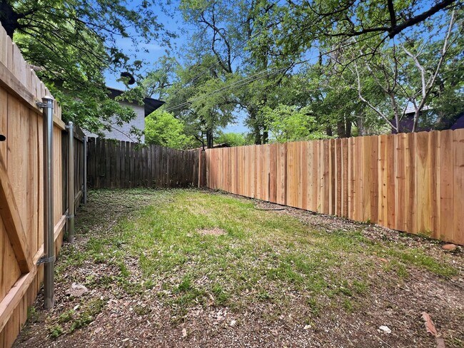 Building Photo - 3402 S Oak Dr