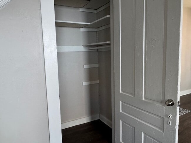 Building Photo - 2 Bedroom 1 1/2 Bath Beautifully Renovated...