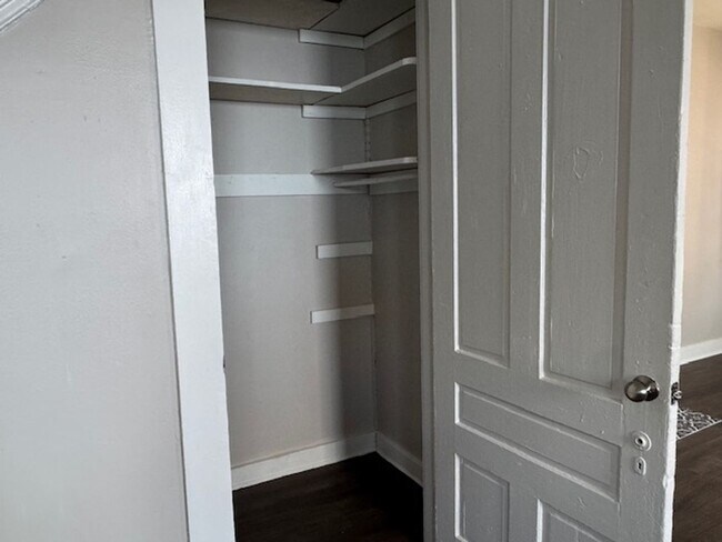 Building Photo - 2 Bedroom 1 1/2 Bath Beautifully Renovated Home in Historic Huffman Area