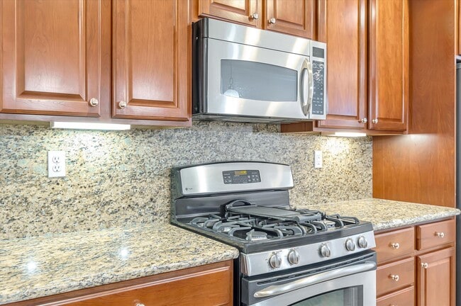 Building Photo - Gorgeous 2 Bedroom 2.5 Bathroom Townhome - Incredible Location