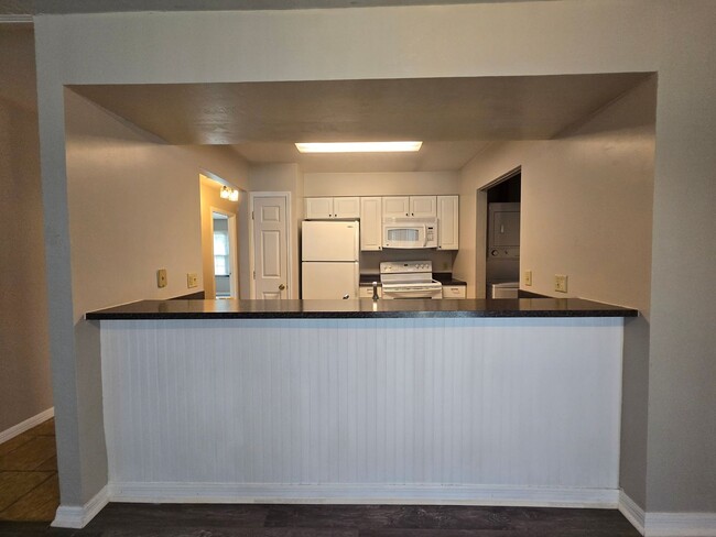 Building Photo - 2 Bedroom 2 Bath Condo