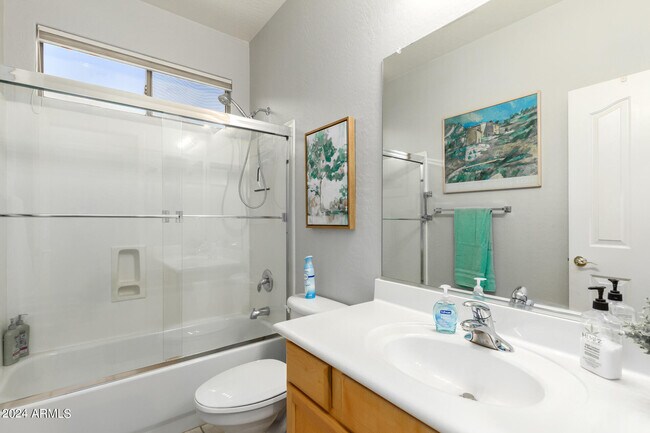 Building Photo - 3725 E Meadowview Dr