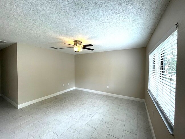 Building Photo - Welcome home to this charming 2-bedroom, 2...