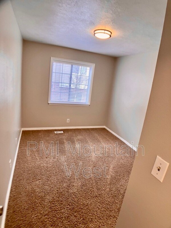 Building Photo - 567 N 200 E