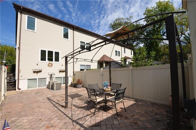 Building Photo - 5198 Hylan Blvd