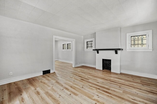 Building Photo - Beautiful 3 bedroom home in Crafton Heights available May 1!