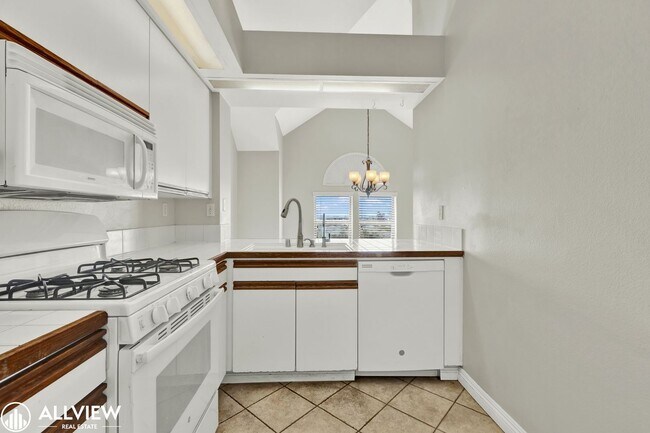 Building Photo - *MOVE IN SPECIAL $750 OFF FIRST MONTH'S RE...