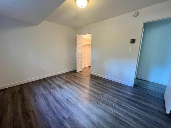 Building Photo - Lovely 1 BR/1 BA Lower Level Condo in Glov...