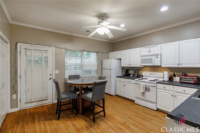 Building Photo - 205 Woodstone Dr