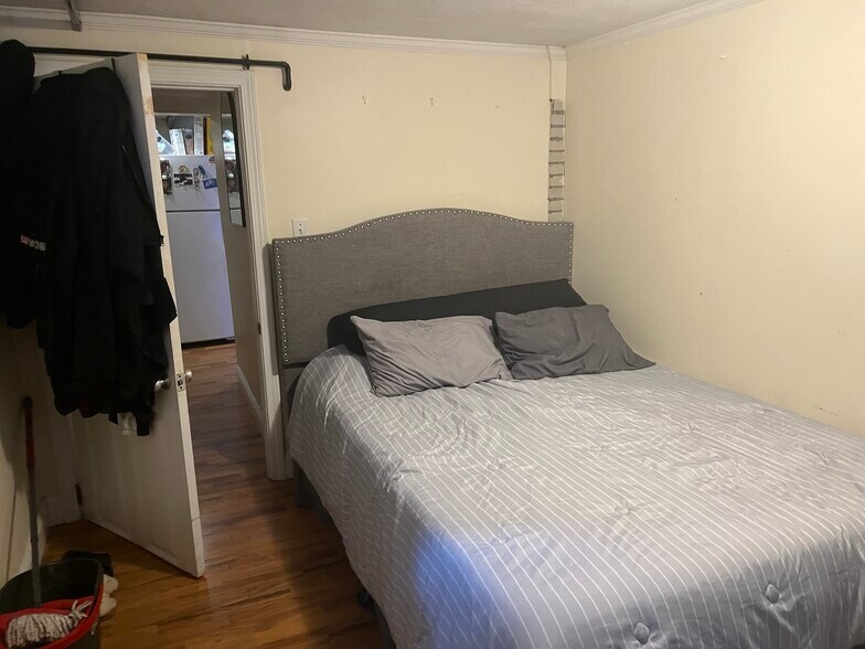 Smaller bedroom ideal for office, guest room, den, or gym - 265 Faneuil St