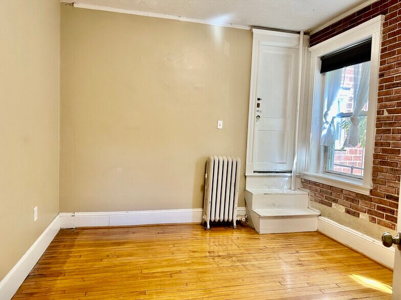 Building Photo - 74 Egmont St