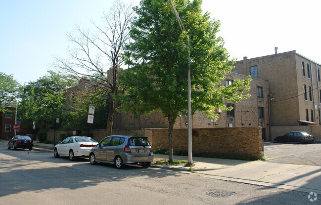 Building Photo - 633 S Laflin St