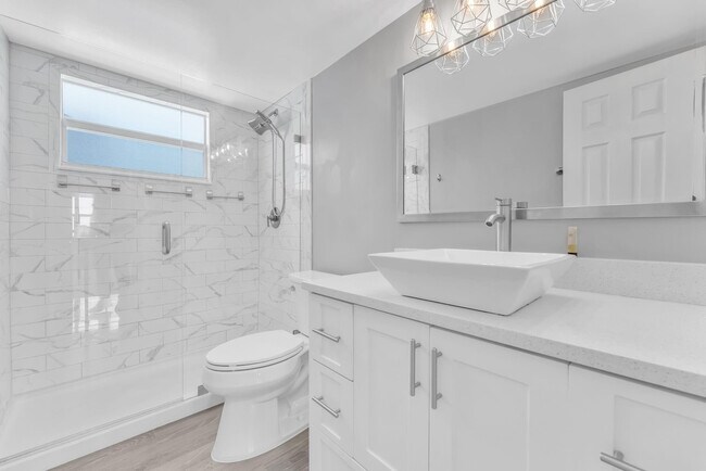 Building Photo - 2555 NE 11th St