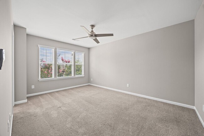 Building Photo - Spectacular 5 Bedrm, 3.5 Bath in the gated...