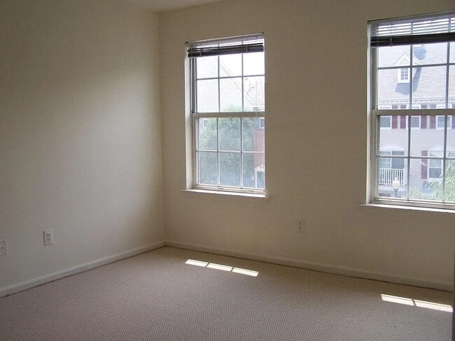 Building Photo - 40 Walnut St