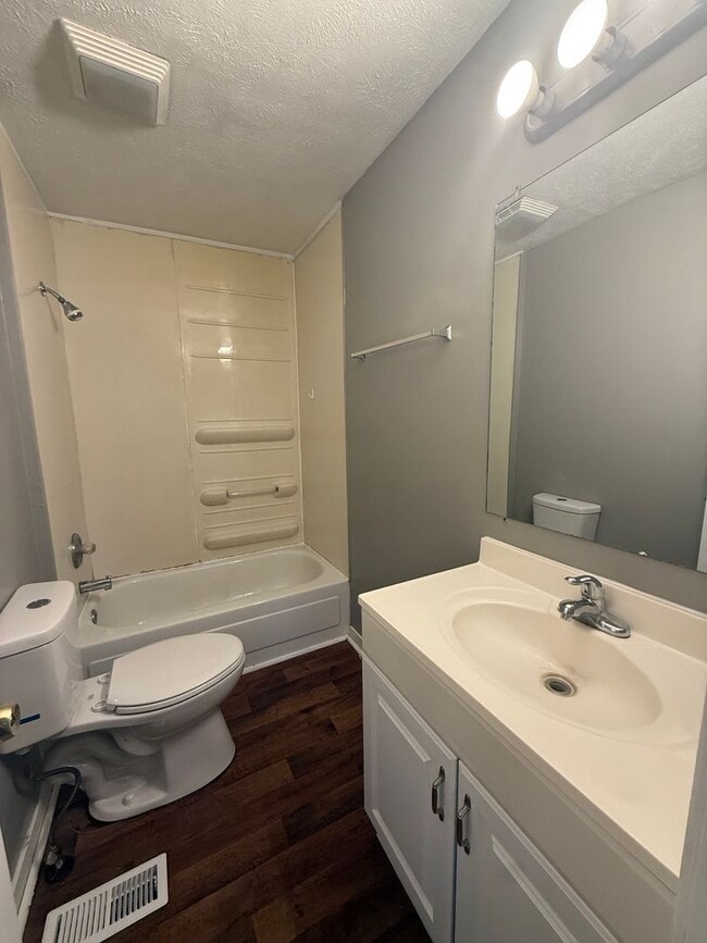 Building Photo - Rent this GREAT 2 BEDROOM home with, FULLY FENCED front and back yard.