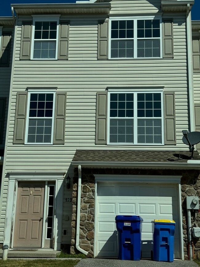 Primary Photo - Coming Soon - Spacious 3 Bedroom, 2.5 Bath...