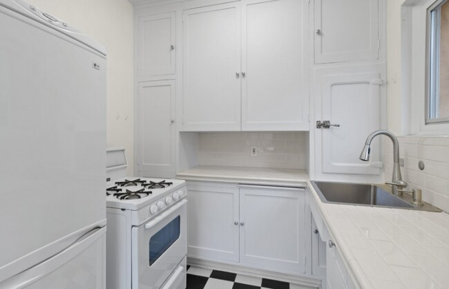 Building Photo - Charming Goose Hollow Condo – Hardwood Flo...
