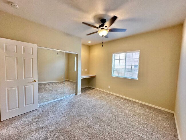 Building Photo - Beautiful 3 bedroom, 3 bathroom home with ...