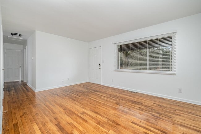 Building Photo - 825 Norwood Dr