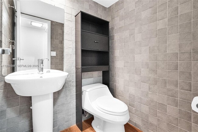 Building Photo - 100 Bayview Dr