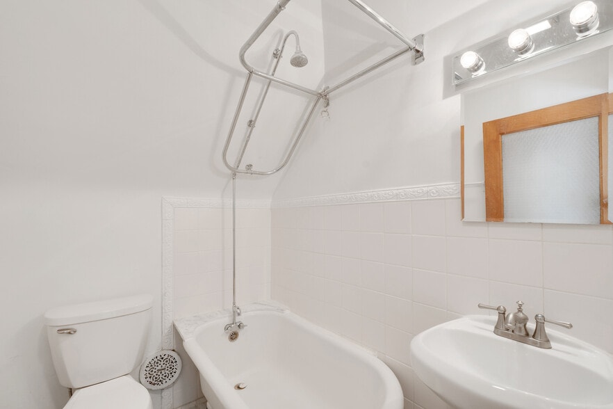Full bath - 911 Lincoln Ave