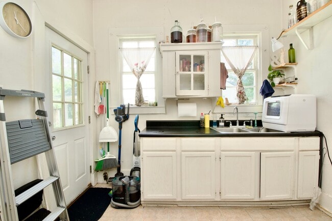 Building Photo - Charming 2-Bedroom Duplex in Prime Auburn ...